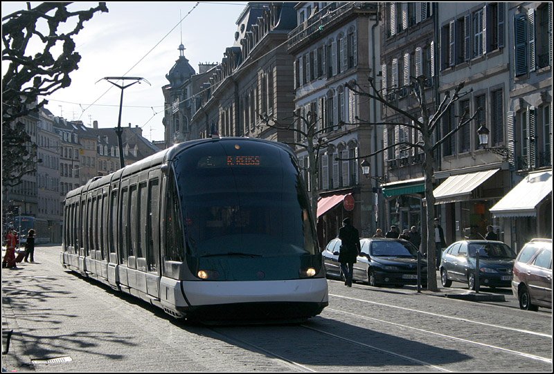 Futuristisch - 

Eine Eurotram auf der Linie C am Place Broglie. 

06.03.2008 (M)