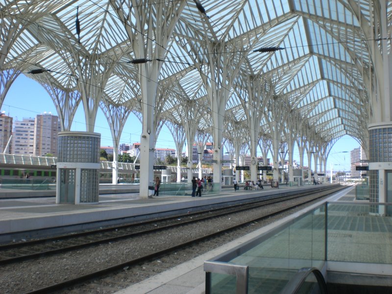 Futuristische Dach des genau vor zehn Jahren zur Expo 98´ gebauten Bahnhofs Estacao Oriente in Lissabon.
August 2008
