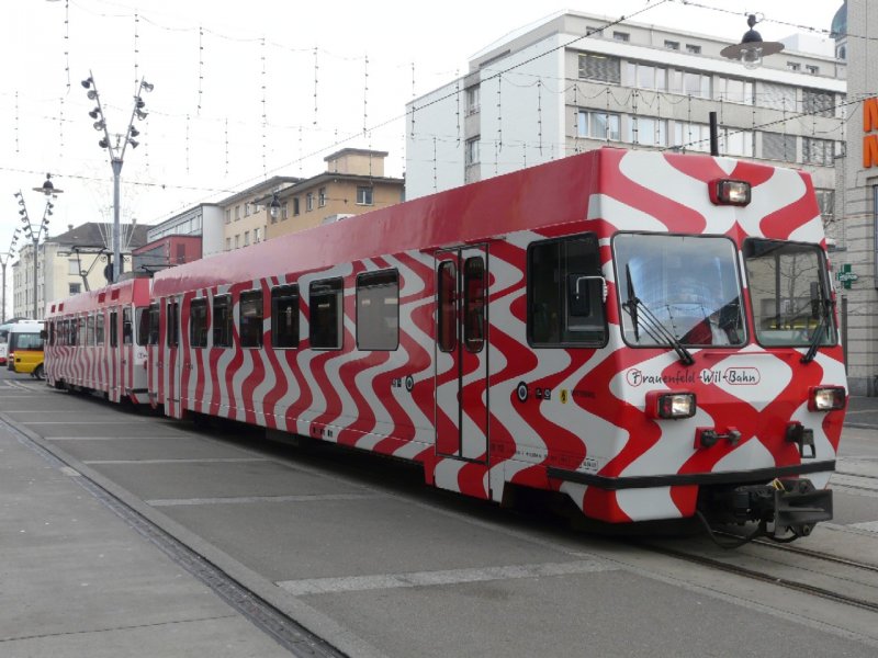 FW - Pendelzug mit Steuerwagen Bt  112 und Triebwagen Be 4/4  15 auf dem Bahnhofsplatz von Frauenfeld am 04.01.2008