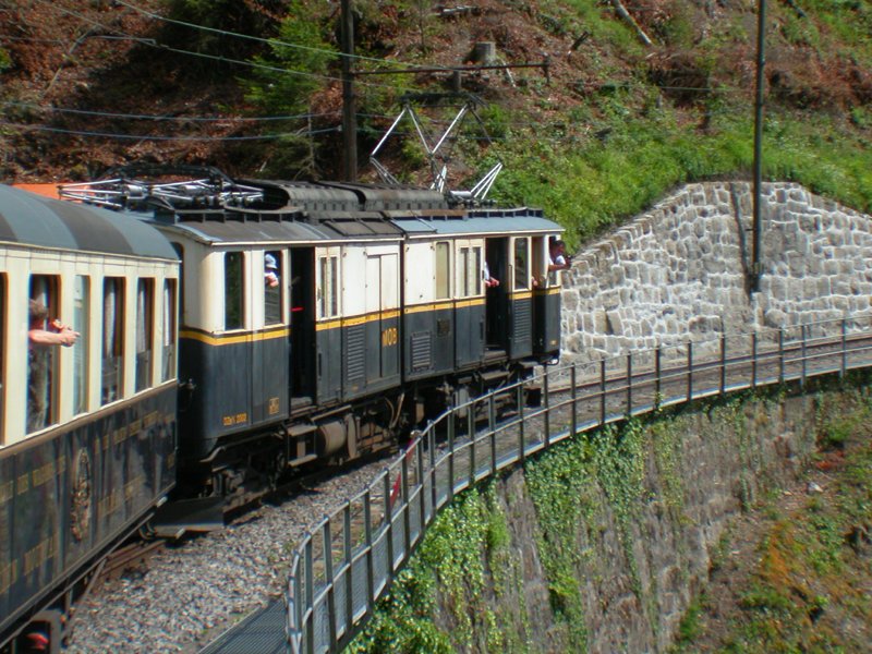 FZe 6/6 2002 ex MOB   Vers-chez-Robert  Viaduc le la Baye de Clarens 20.07.2008