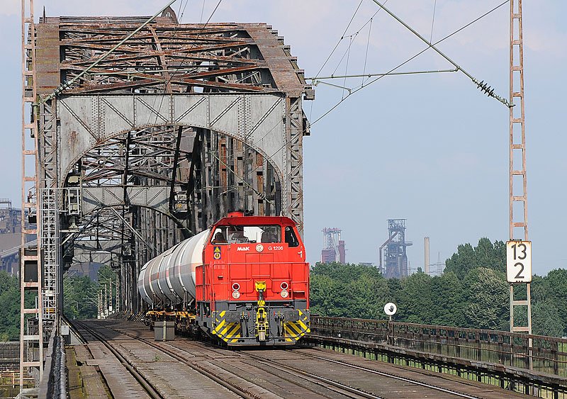 G 1206 mit einem Kesselwagenzug auf der Rheinbrücke Duisburg Baerl