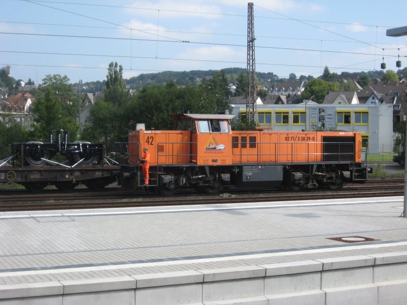 G 1700 der Kreisbahn Siegen-Wittgenstein hat einige Wagen aus dem Industriegebiet Dreis-Tiefenbach geholt. Unter anderem Drehgestelle der Fa. Bombardier. Nun wird per Fernsteuerung in Weidenau umgesetzt zur Bereitstellung fr den nachfolgenden Gterzug.