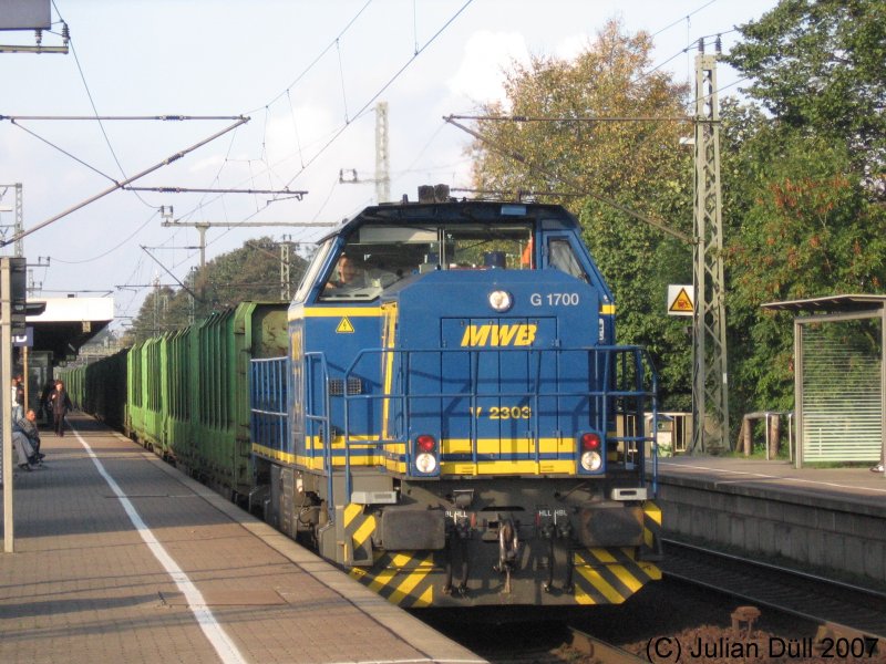 G 1700 V2303 durchfährt mit ihrem Holzzug aus Norden kommend den Bahnhof von Elmshorn am 25.10.2006.