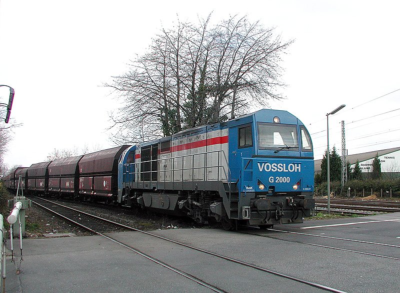 G 2000 im Leiheinsatz bei der NIAG. Der Zug kommt vom Hafen Orsoy und �berquert den B�-Baerlerstr.(Im Volksmund:Gl�ckauf-Schranke) 25.03.2004