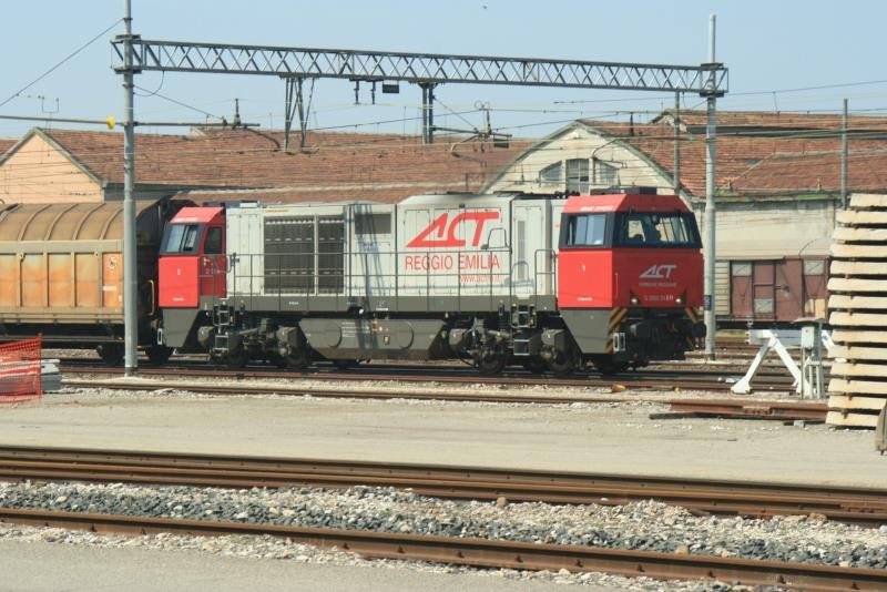 G 2000.24 der ACT verlsst mit einem Nahgterzug den Bahnhof Reggio Emilia; 07.05.2009