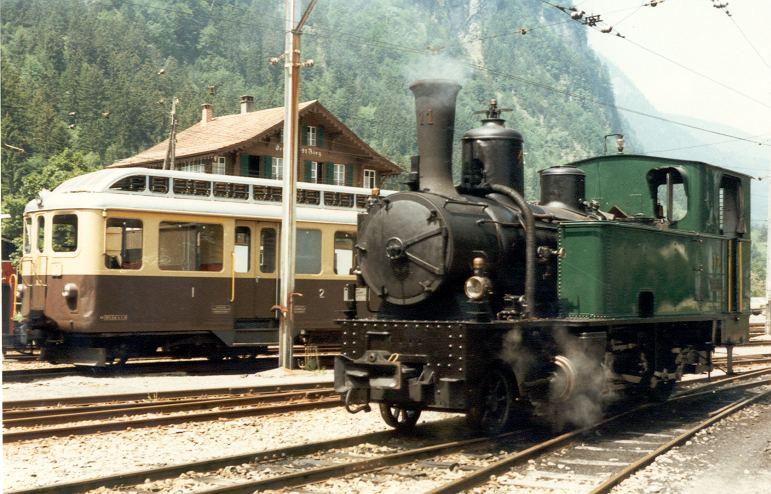 G 3/4 11 + ABDeh 4/4 303 im Bahnhofsareal von Zweiltschienen im Aug. 1985