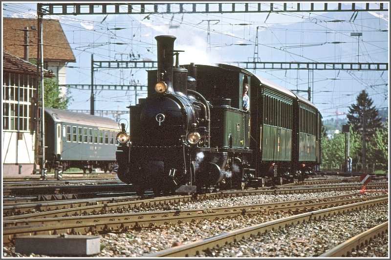 G 3/4 I  Rhtia  mit Dampfextrazug auf dem Verbindungsgleis zur Arosabahn im Bahnhof Chur. (Archiv 05/89)