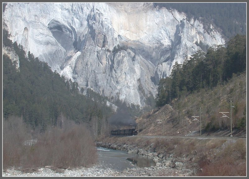 G 4/5 107  Albula  fhrt einen Dampfextrazug durch die Rheinschlucht nach Disentis. Zwischen Versam-Safien und Valendas-Sagogn am 18.03.2007.