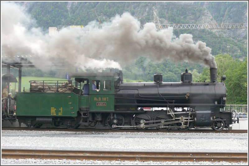 G 4/5 107  Albula  macht ordentlich Dampf vor der Abfahrt in Untervaz-Trimmis. (24.05.2008)