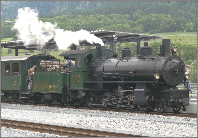 G 4/5 107  Albula  macht sich mit dem Dampfextrazug 2548 in Untervaz-Trimmis bereit zur Fahrt nach Chur. (24.05.2007)