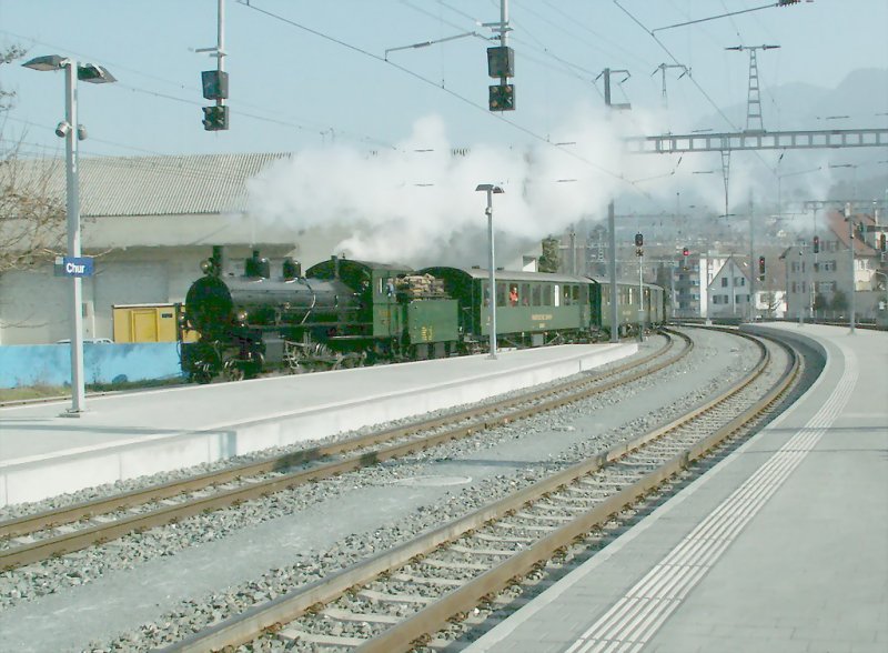 G 4/5 107  Albula  mit einem Extrazug nach Disentis/Muster bei der Einfahrt in den Bhf.Chur.18.03.07