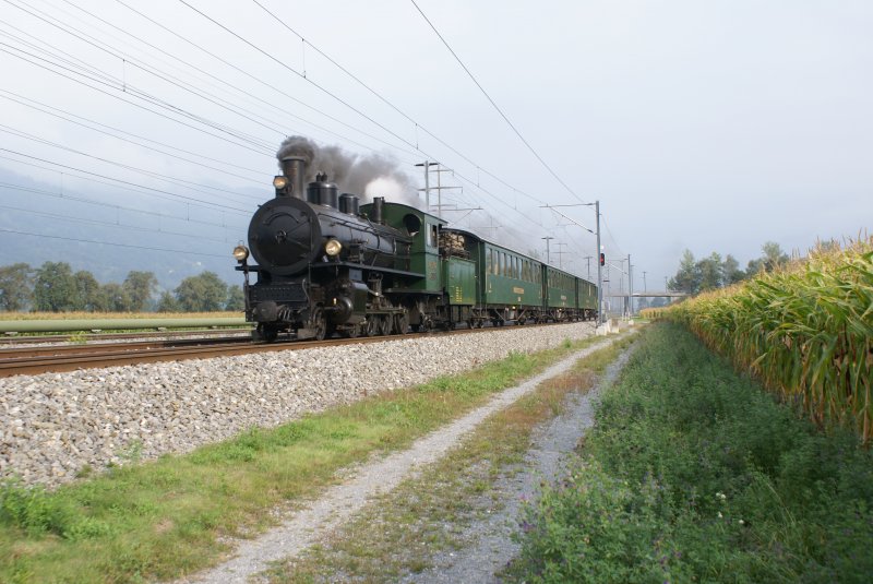 G 4/5 107 bringt am 12.9.09 einen leeren Zug von Landquart nach Chur. Dort stiegen dann die Fahrgste aus dem spter folgenden Nostalgie Rhein Express in den RhB-Dampfzug um.