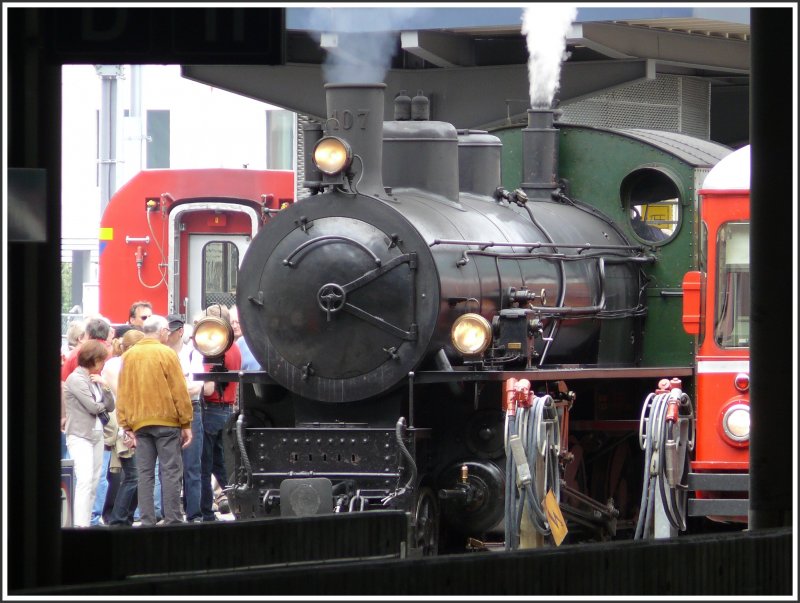 G 4/5 107 inmitten neuzeitlicher Fahrzeuge in Chur. (25.05.2008)
