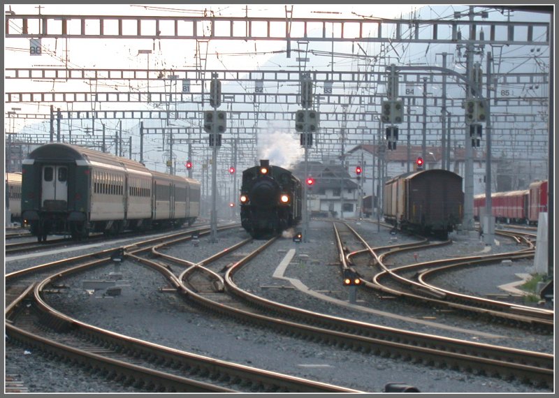 G 4/5 107 nhert sich mit ihrem Dampfextrazug aus Disentis dem Bahnhof Chur. (18.03.2007)