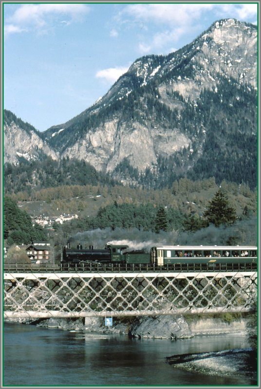 G 4/5 107 berquert die Hinterrheinbrcke bei Reichenau-Tamins. (Archiv 11/82)