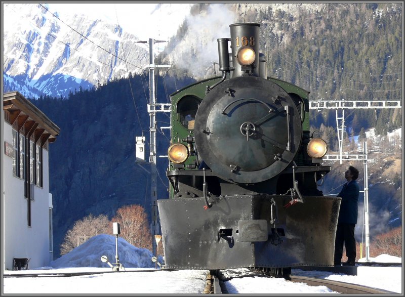 G 4/5 108 in Zernez, es bleibt Zeit fr einen Schwatz zwischen Zug- und Lokpersonal. (19.02.2008)