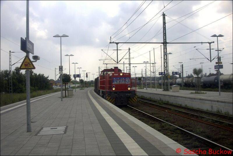 G1206 der NVAG durchf�hrt mit einem G�terzug von Scharzfeld nach Nieb�ll den Bahnhof Itzehoe, der auch gleichzeitg �bergabestelle zwischen NVAG und DB Cargo ist.