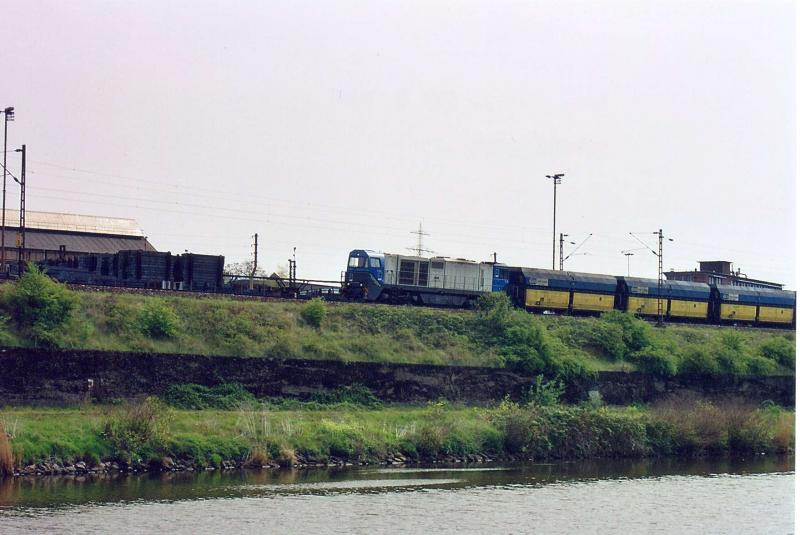 G2000 mit PKP Kohlezug am 27.4.04 vorm Saarstahlwerk in Vlklingen, abgelichtet im Rahmen des 1. DSO JuniorStammtisch Saar.