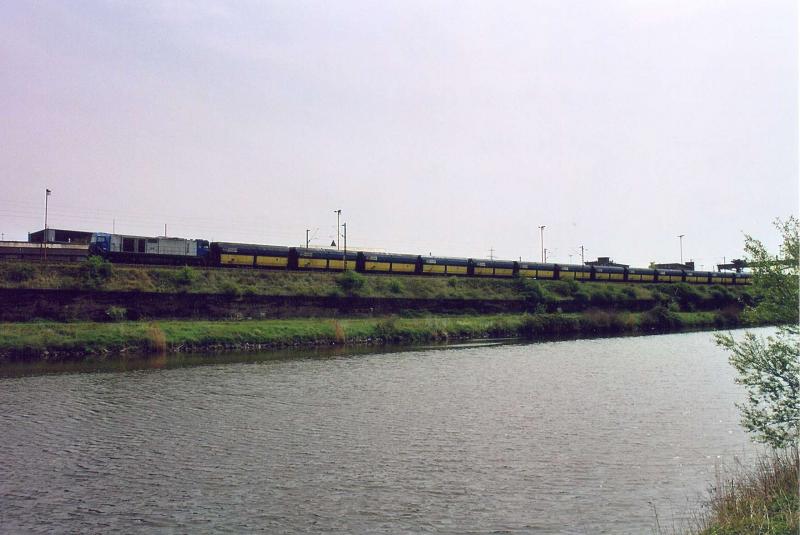 G2000 mit PKP Kohlezug am 27.4.04 vorm Saarstahlwerk in Vlklingen, abgelichtet im Rahmen des 1. DSO JuniorStammtisch Saar.