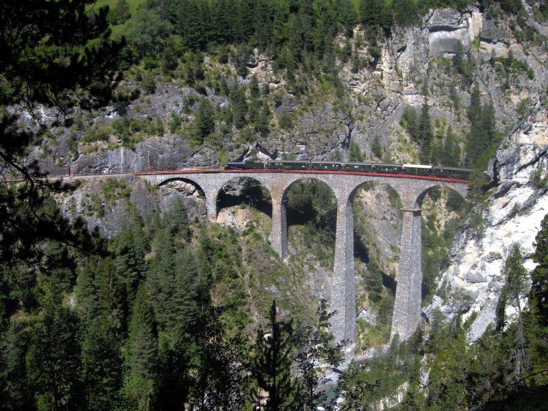G4/5 108 am 30.8.08 mit einem Extrazug auf dem Landwasserviadukt.