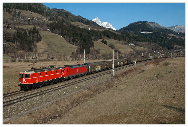 GAG 48930 von Gratwein nach Spellen (D) ist durchgehend mit einer Railion 185 bespannt. Wegen des hohen Gewichts des Zuges (1620 Tonnen) muss ber den Schoberpass und den Phyrnpass ab St. Michael allerdings eine Vorspannlok vor den Zug. Am 6.3.2008 erledigte diese Vorspannleistung 1044.40. Die Aufnahme entstand zwischen Trieben und Rottenmann in der Obersteiermark. 1044.40 blieb in dem Fall bis Wels am Zug.
