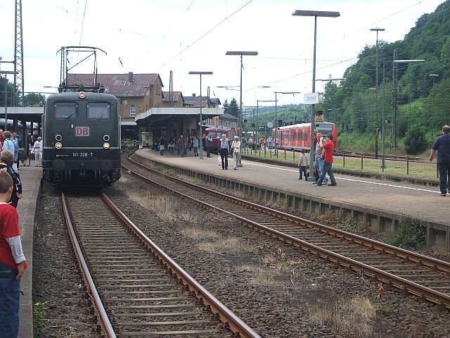 ganz alt,alt,neu trifft sich am 1.7.2007 in Altenbeken: links 141 228 in der Mitte Schienenbus der WAB und rechts ein 425er auf den Weg nach Paderborn