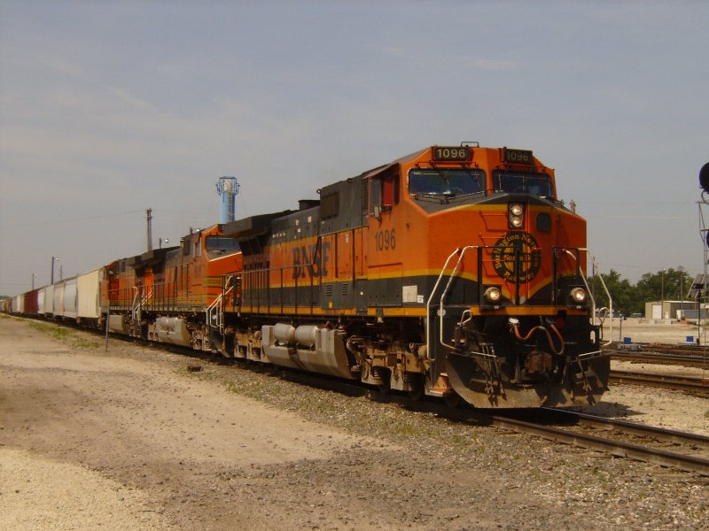 Ganz altes BNSF Design einer Dash-9 in Newton (Kansas), 03/2006
