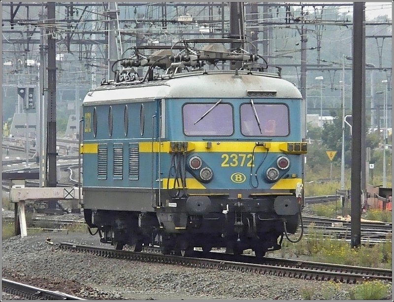 Ganz einsam und abgeb�gelt stand E-Lok 2372 am 12.09.08 im Bahnhof Gent St Pieters. (Jeanny)