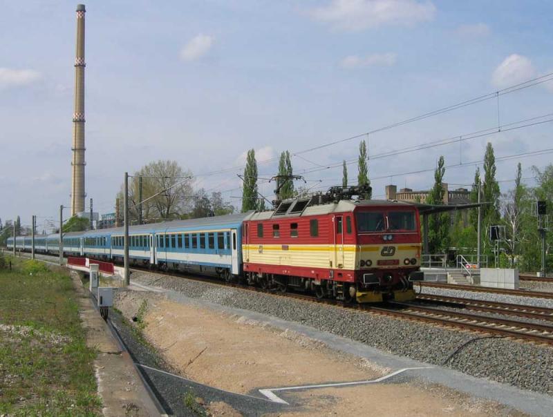 Ganz international der EC 175 nach Budapest: CD-Lok 371 002 mit 9 Stck MAV-Waggons auf DB-Gleisen bei DD-Reick, 30.04.2006
