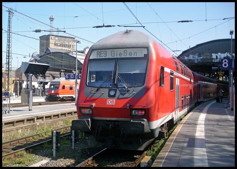 Ganz links der  Wupper-Express  RE10421 nach Dortmund mit Schublok 111 149 und rechts der  Rhein-Sieg-Express  RE4867 nach Gieen mit Zuglok 111 155 in Aachen Hbf 2.5.2009