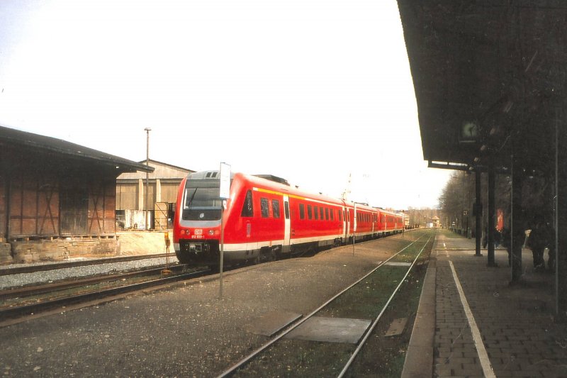 Ganz neu waren sie hier noch, die Triebwagen der BR 612. Ein solcher Zug verl��t gerade den Bahnhof Hermsdorf-Klosterlausnitz, der hier noch im alten Zustand vor dem Umbau ist. Aufnahme um 2001