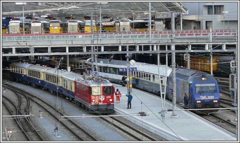 Ganz oben am Gleis 9/10 etwas abseits vom  normalen Volk  stehen die beiden Salonzge fr die VIP Gste. Re 60 005-2 und Ge 4/4 II 614. (16.12.2007)