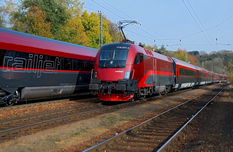 Ganz Oesterreich ist railjet;-) SLP 93068 mit gut +85 Minuten trifft sich in Tullnerbach-Pressbaum mit einer weiteren railjet Garnitur Richtung Wien, geschoben von der  Spirit of vienna . Datum der Aufnahme: 19.10.2008