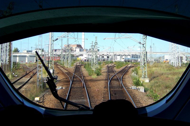 Ganz OFFIZEL konnte man auch im Zug Bilder machen. Hier zeige ich mit dem Bild die Einfahrt in das BW Berlin Rummelsburg mit dem ICE4711. 13.09.2008