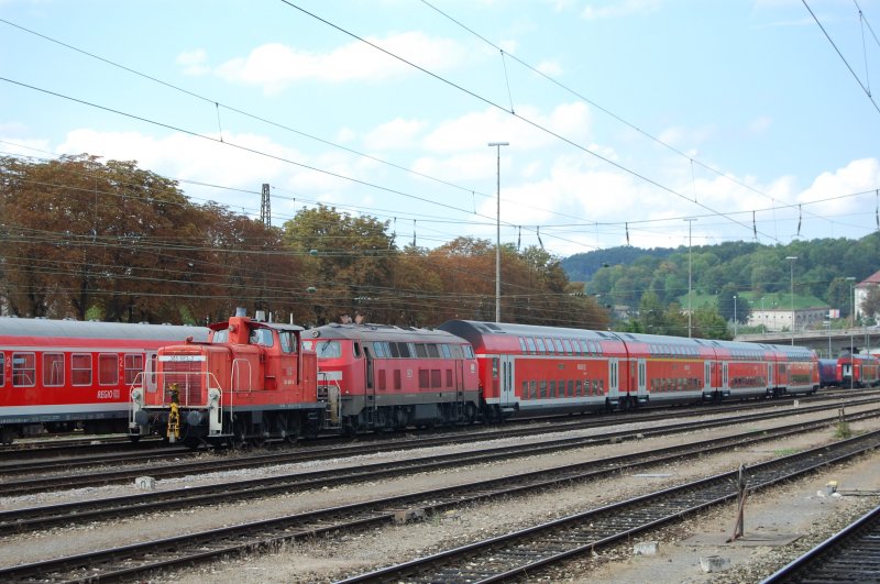 Ganz schn kraftvoll, die kleine 365 683-2 der RAB. Am 28.8.2009 rangiert sie in Ulm eine 218 mitsamt 4 Doppelstockwagen. Diese Lok ist eine Ausnahem, normalerweise tragen die 365 und 364 der RAB eine Lackierung in altrot oder ozeanblau-beige.