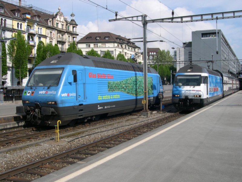 Ganz selten sind gleich zwei Werbeloks auf einem Haufen und dann erst noch gleich nebeneinander in Luzern anzutreffen. Die Linke, 460 071-4, die fr den Recycling-Rohstoff Glas wirbt, hat einen IR ber den Gotthard nach Luzern gebracht und setzt nun ins Depot um. Und die Rechte, Re 460 020-1  Idee Suisse  fhrt in Krze mit IR 2322 nach Zrich ab. Das Bild entstand am 03.05.2007.