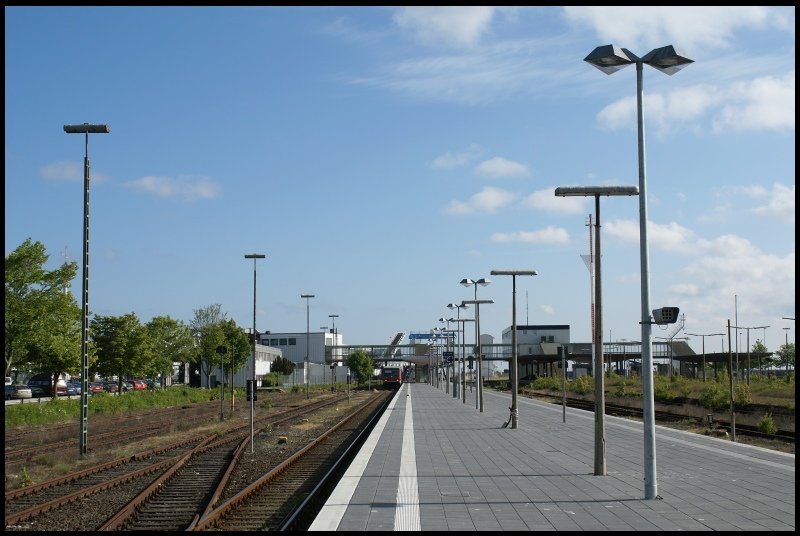 Ganz verlassen steht 928 218-7 am 25.05.2008 am Bahnsteig in Puttgarden und wartet auf die Ausfahrt als RB nach Lbeck Hbf.