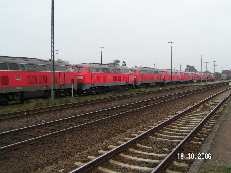 Ganz viele BR 215 am 18.10.2006 in Niebll.