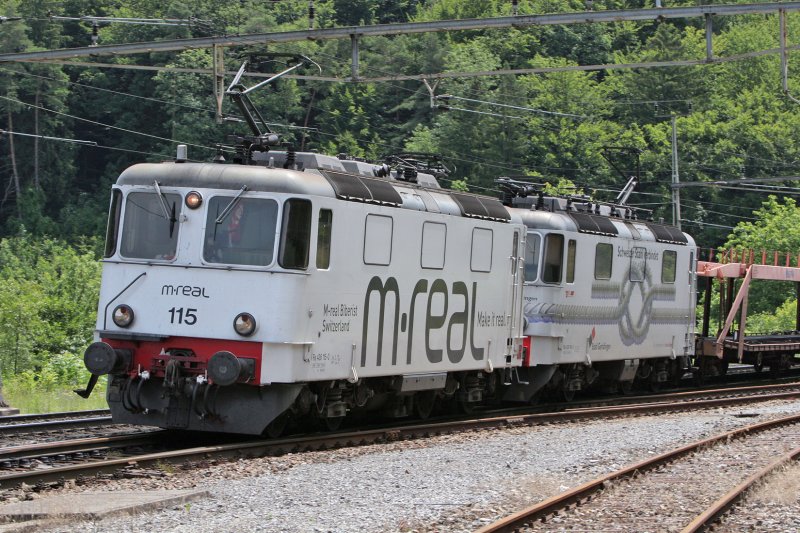 Ganz in weiss - und das im Doppelpack !! Re 436115 + Re 436114 zogen heute einen leeren Autozug am Bzberg/AG  in Richtung Basel.  30.6.2007