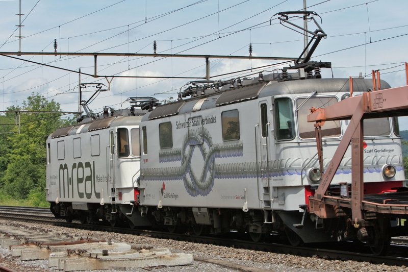 Ganz in weiss - und das im Doppelpack !! Re 436115 + Re 436114 zogen heute einen leeren Autozug am Bzberg/AG in Richtung Basel. 30.6.2007