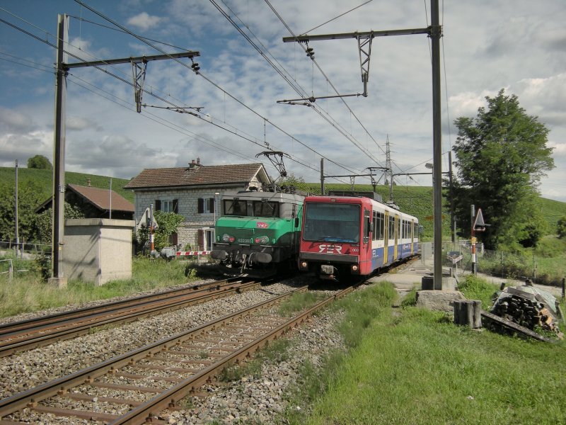 Ganz im Westen der Schweiz betreibt die SBB eine Strecke mit Gleichstrom, damit auch die Züge ins große Frankreich hier fahren können: 
Die SNCF Cargo BB 22365 begegnet dem Bem 550 003-8  Le Mandement , der als Regionalzug von Genève nach La Plaine in Russin kurz hält. 

5. August 2008