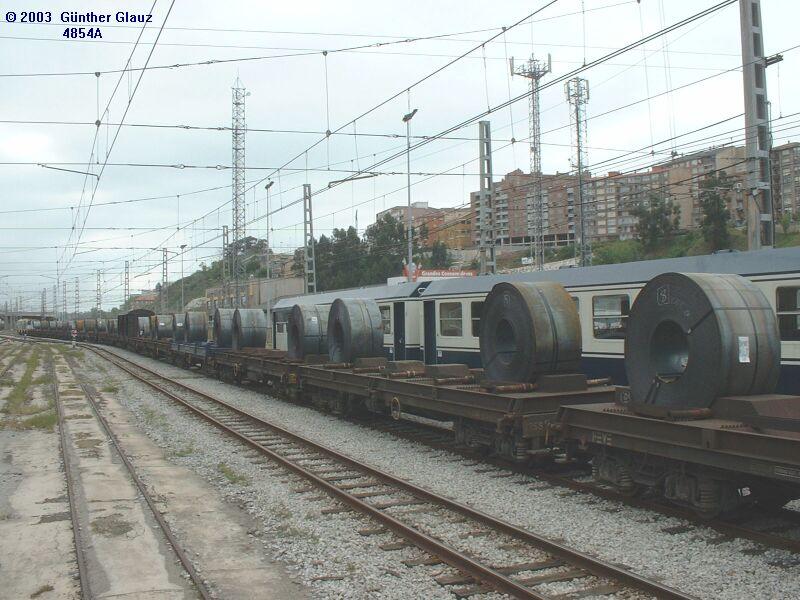 Ganzzug mit Blechrollen-Tragwagen vom Stahlwerk Barreda am 09.05.2003 im Bahnhof Santander.