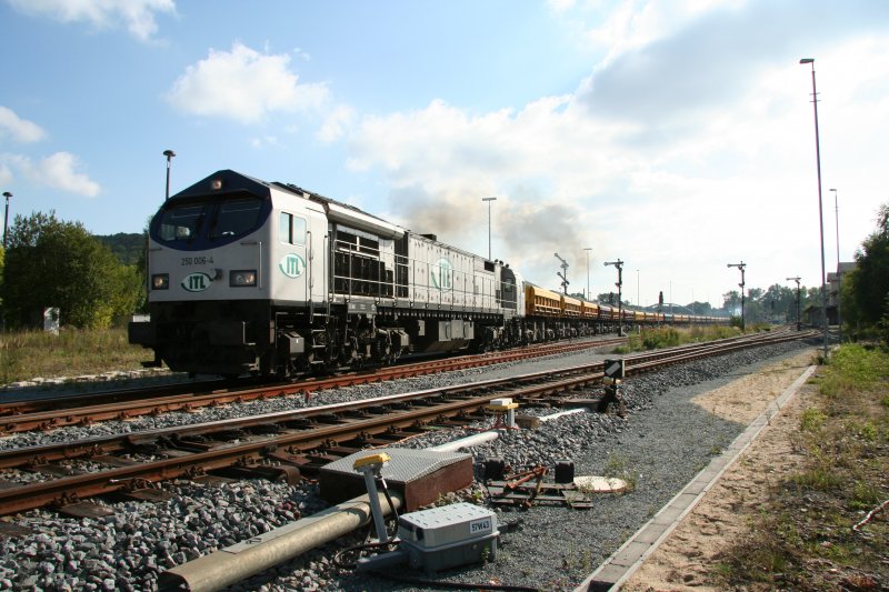 Ganzzug mit Blue Tiger von ITL bei Abfahrt in Ebersbach(Sachs.)in Richtung Dresden.Bef�rdert wird der Baustoff Lamprophyr,der durch die Firma ProStein an der Verladestation auf der Bahnstrecke Ebersbach(Sachs.)-L�bau(Sachs.)auf die Schiene geladen wird.Zwei Ganzz�ge pro Woche rollen mit einer Tonnage von jeweils 1500 Tonnen.Foto vom 27.09.2008 um 14.52 Uhr.Am Ende des Zuges schiebt Lok 120 002 von ITL nach(anderes Foto).