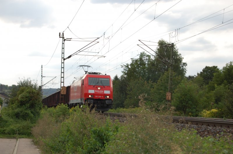 Gar nicht mal so dreckig prsentiert sich 185 299-5, als sie am 31.7.2009 einen langen Gterzug ber die Filsbahn zieht. Aufgenommen am km 25,4.