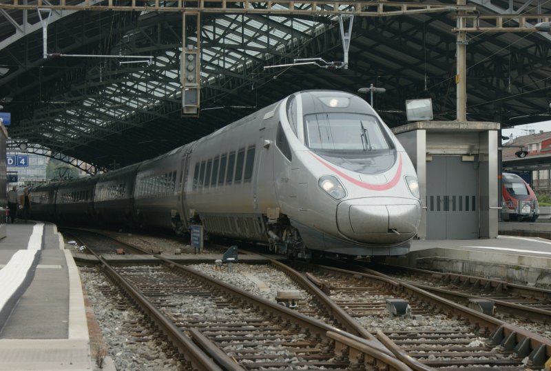 Gar nicht so einfach einen wsten Zug schn ins Bild zu setzen: 
ETR 610 001 in Lausanne am 21. September 2008