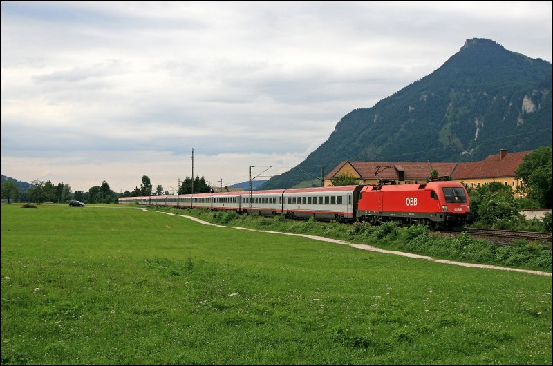 Garantiert  nicht Modellbahngerecht : 1116 178(?) wird mit dem OEC 566  STADT INNSBRUCK , von Wien West nach Innsbruck Hbf, am Kloster Raisach abgelichtet. (04.07.2008)
