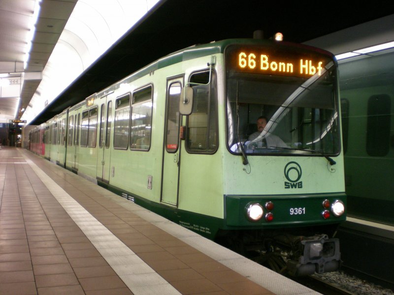 Garnicht so einfach war es, noch eine grne Bahn im Raum Bonn zu fotografieren. Die meisten Zge auf der  66  fuhren mit Vollwerbung der Telekom. Bahnhof Bonn-Siegburg, 27.05.2008 um 19:18 Uhr. 