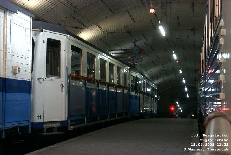 Garnitur der Zugspitzbahn in deren Bergstation, zur Linken der geschlossene Gterwaggon lteren Datums. 15. April 2005