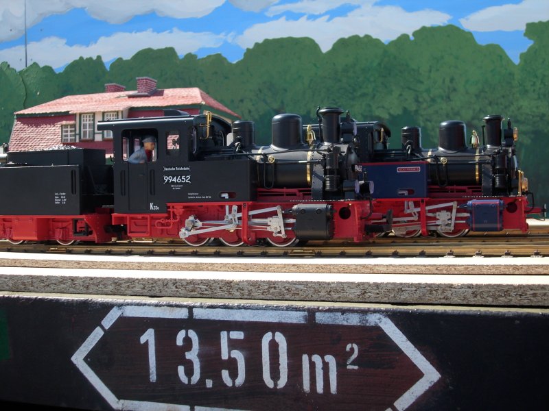 Gartenbahnmodell Nicki/Frank S. und 99 4652 auf der Ladeflche eines Schmalspurgterwagens in Putbus.