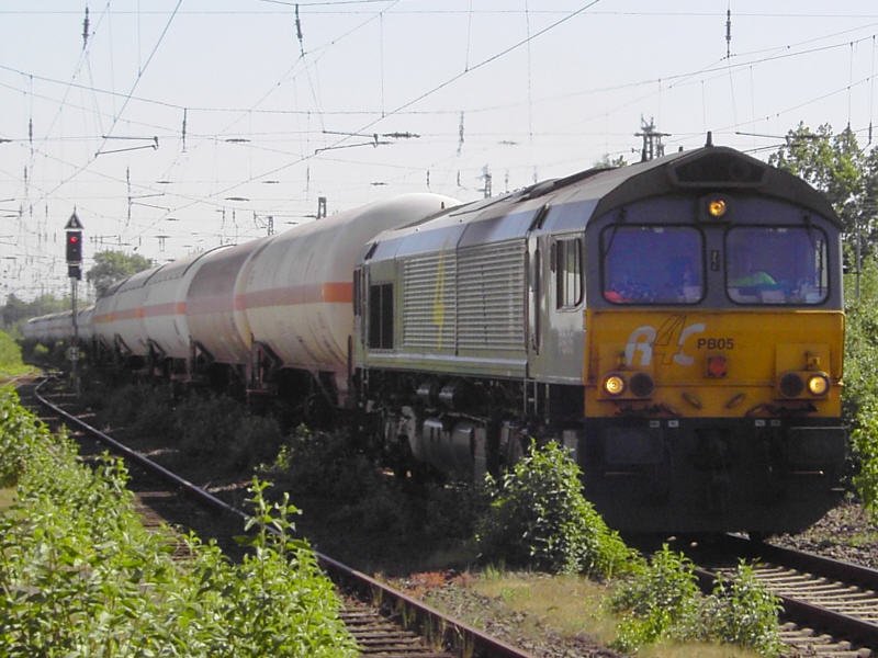 Gaskesselwagen-Ganzzug mit Class 66 PB05 der R4C am 30.04.2007 im Krefelder Hbf. Richtung Mnchengladbach / Kleve / Niederlande.